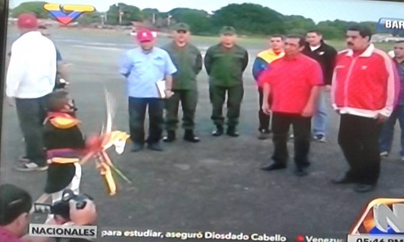 Niño disfrazado de Bolívar realiza actuación durante transmisión.