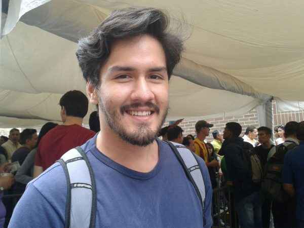 "A mi papá y a mi novia les anularon sus firmas. Hoy vine yo a firmar por ellos", afirmó Daniel Gallardo.
