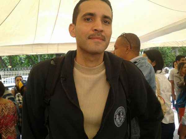 Diego Hernández, el estudiante de la UCV que fue detenido el pasado 18 de mayo en el CNE, también asistió. "No estamos muertos ni nos falsificaron las firmas", expresó.
