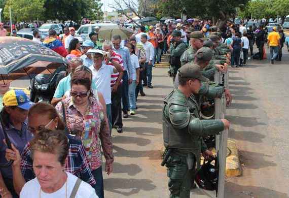 En los 10 puntos de validación de firmas instalados por el CNE en el estado fronterizo, se observaron largas colas faltando un día para finalizar el proceso de validación.