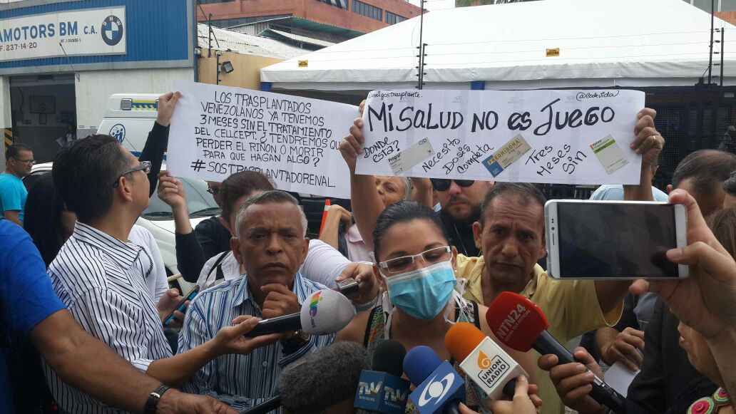 Natasha Suárez, paciente trasplantada, declarando a los medios