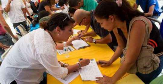 31240160429002335_venezuela_firmas_referendo_624x351_epa_nocredit