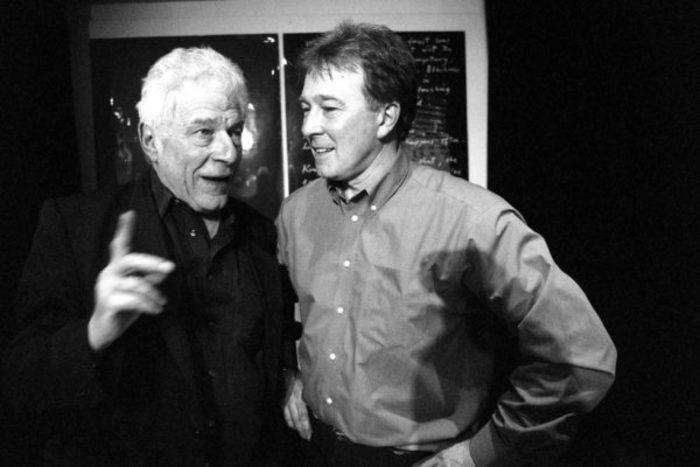 John Berger (izquierda) junto con John Cristie, en el 2000 en Barcelona. Foto: Manolo S. Urbano