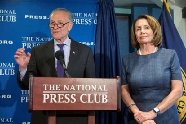 Chuck Schumer y Nancy Pelosi, hablan durante una conferencia de prensa hoy, lunes 27 de febrero.