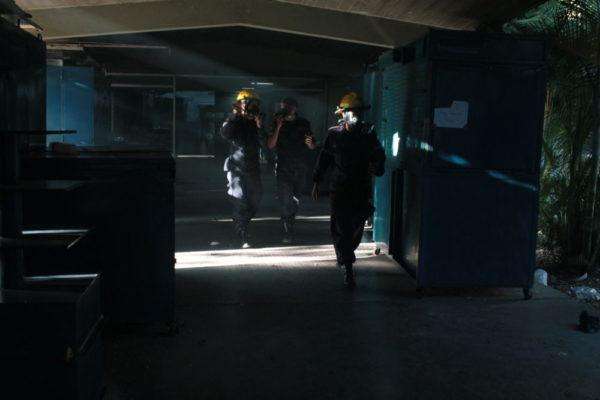 Bomberos de la UCV ayudan a los estudiantes. Foto: Iván Reyes