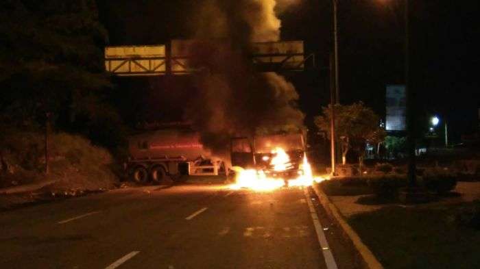 Resultado de imagen de fotos de los camiones quemados en el estado Lara