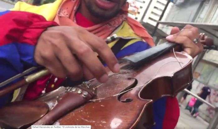 Shakira autografió un violín para Wuilly, el violinista de las marchas
