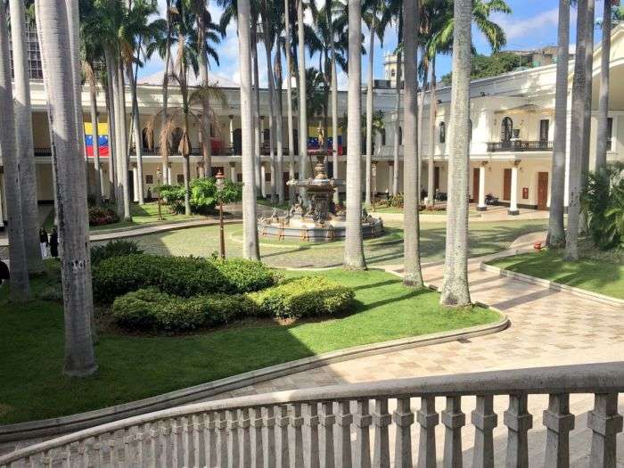 Militares impiden acceso de diputados a sede legislativa en Venezuela Militares impiden acceso de diputados a sede legislativa en Venezuela