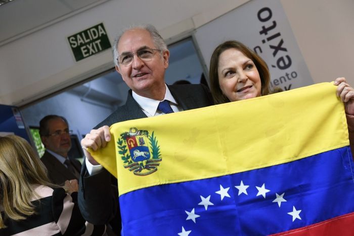 Detienen a 3 funcionarios de Caracas tras fuga de Ledezma Detienen a 3 funcionarios de Caracas tras fuga de Ledezma