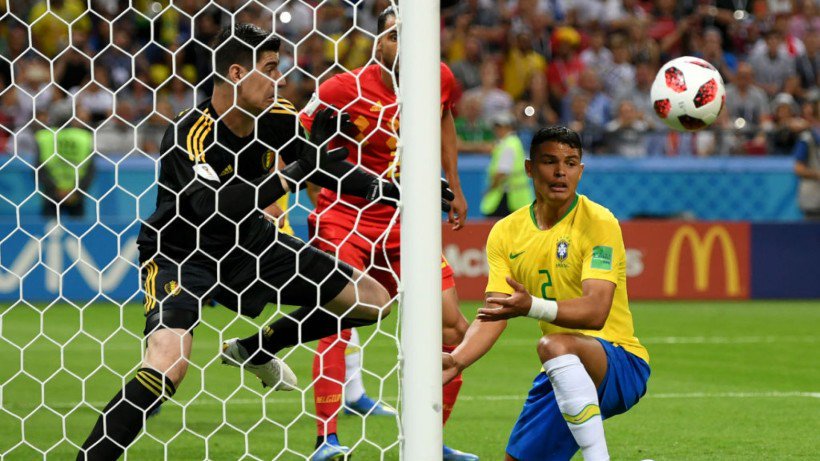 El zaguero brasilero no pudo rematar el balón