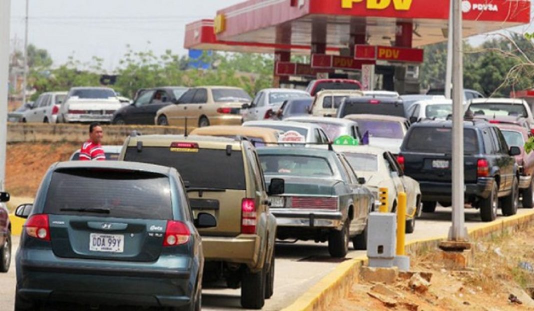 Venezuela un estado fallido ? - Página 16 Cola-gasolina-Valencia