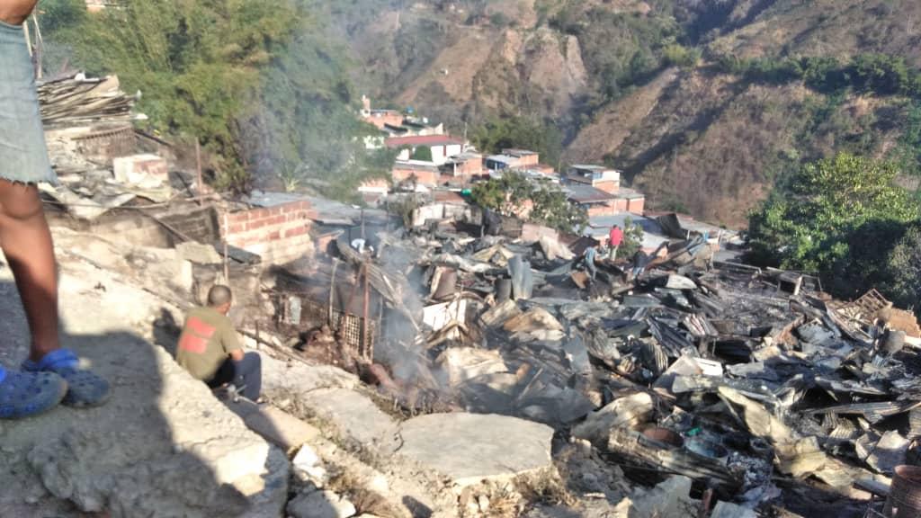 Adultos San Isidro Petare Incendio casas damnificados