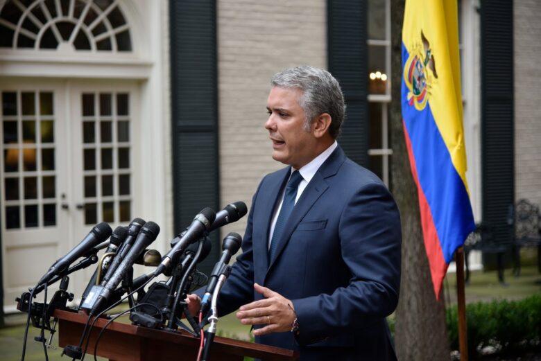 Duque considera "inadmisible" espionaje del Ejército colombiano a periodistas