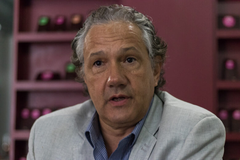 Gobierno y la oposición-mediador-Francisco Diez-diálogo