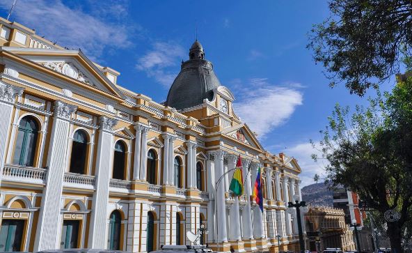 Parlamento boliviano recibe carta de renuncia de Evo 