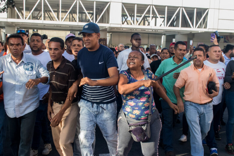 Guaidó llegó, vio y venció la violencia en Maiquetía