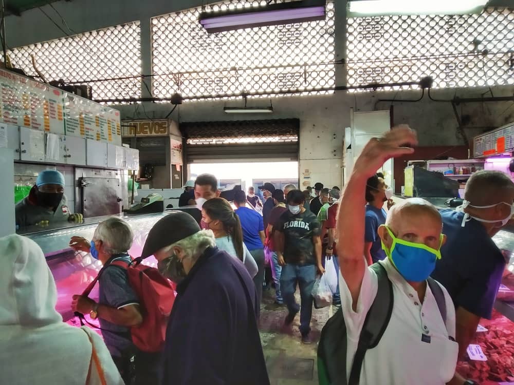 Caraqueños salen a comprar comida tras inicio del plan de fiscalización