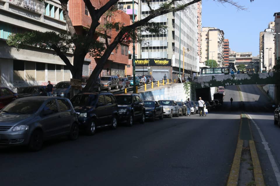 Colas más largas y gasolina racionada en segundo día de cobro a “precio internacional”