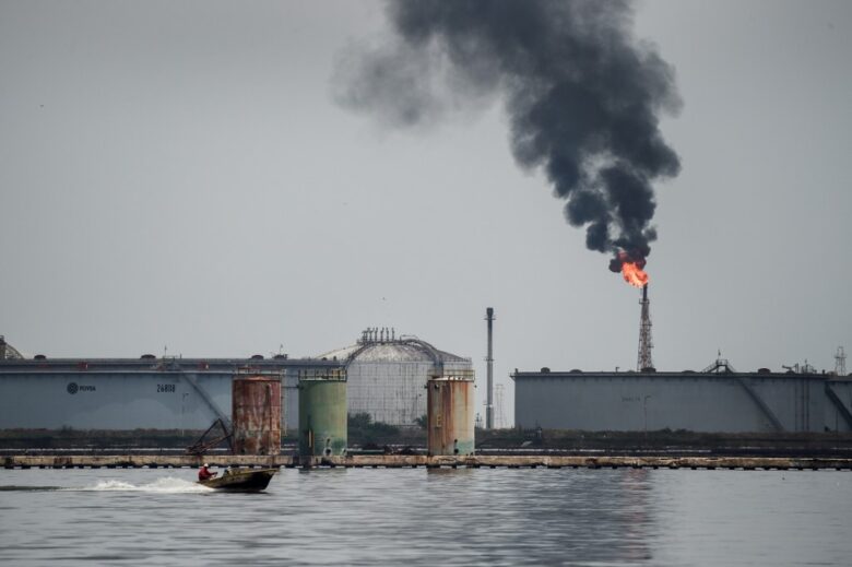 Venezuela bombea menos de 400.000 barriles diarios de petróleo