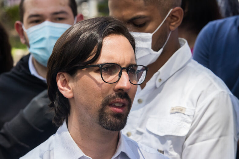 “Queremos que lo vea un médico de confianza”, pide madre de Freddy Guevara