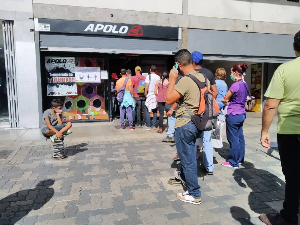 Black Friday en pandemia: Largas filas para comprar en los centros comerciales este #20Nov