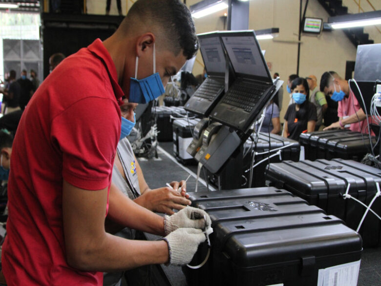 A 12 días de la elección, técnicos de partidos desconocen cuántas máquinas de votación hay en el país