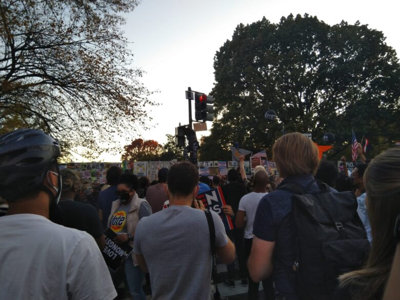 La gente se reunió frente a la Casa Blanca para celebrar