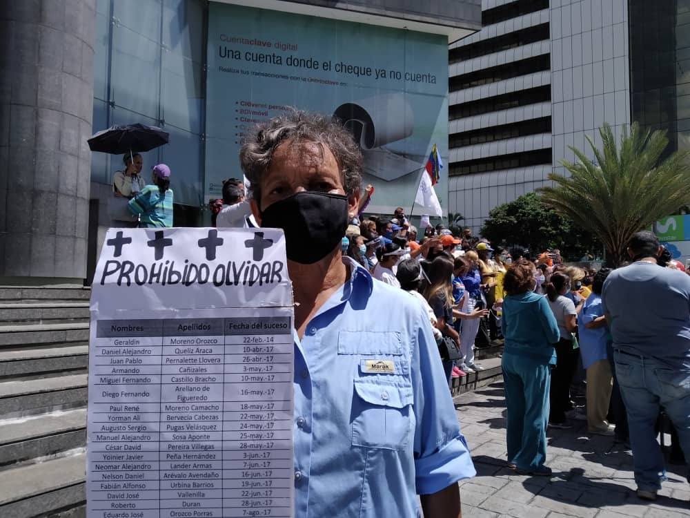 Mujeres integrantes de distintos partidos políticos y de la sociedad civil protestaron este lunes 8 de marzo, Día de la Mujer, frente a la sede del Programa de las Naciones Unidas para el Desarrollo (Pnud) en Caracas.