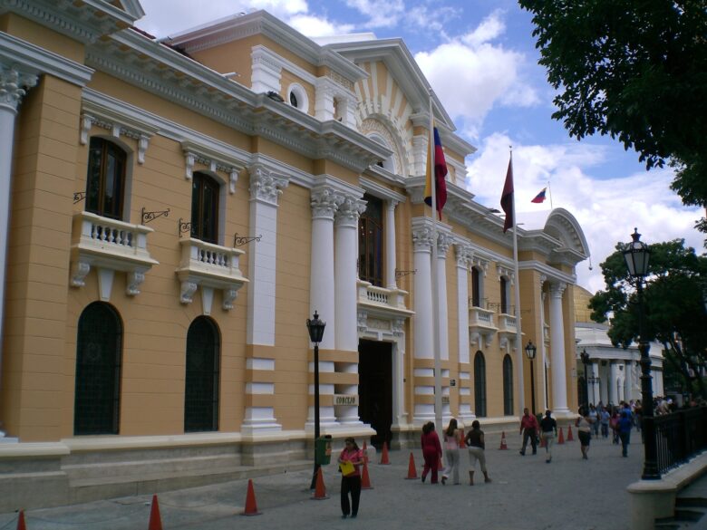Académicos llaman a defender el municipio como “primer paso para rescatar la democracia”