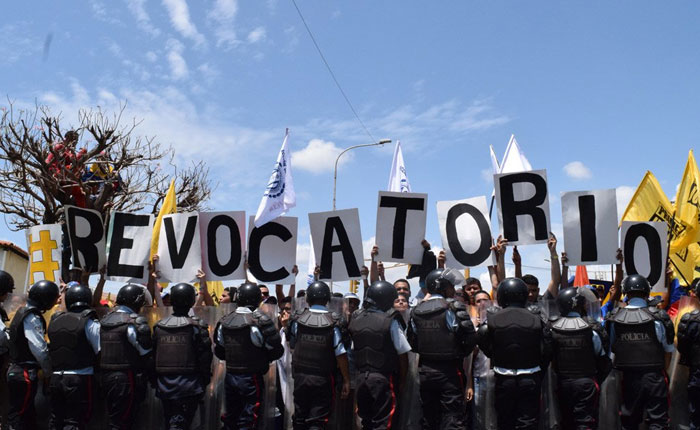 ¿Qué argumentan los promotores y detractores del revocatorio contra Maduro?