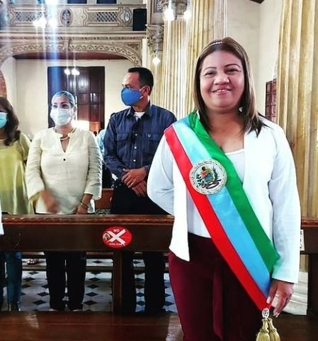 Alcaldesa de Barcelona renuncia por orden del Psuv