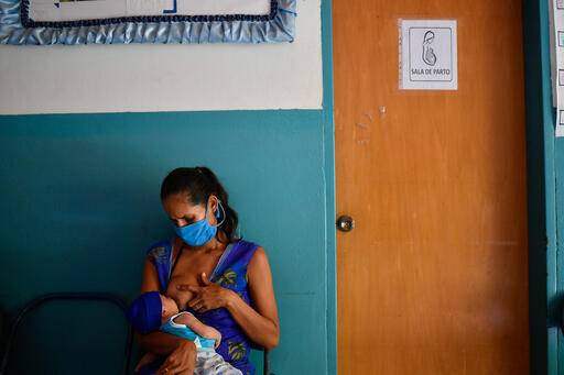 Lesser lleva a su hijo Abel de 15 días de nacido a su primera consulta de control posnatal en el Ambulatorio de San Vicente / Foto: Matias Delacroix