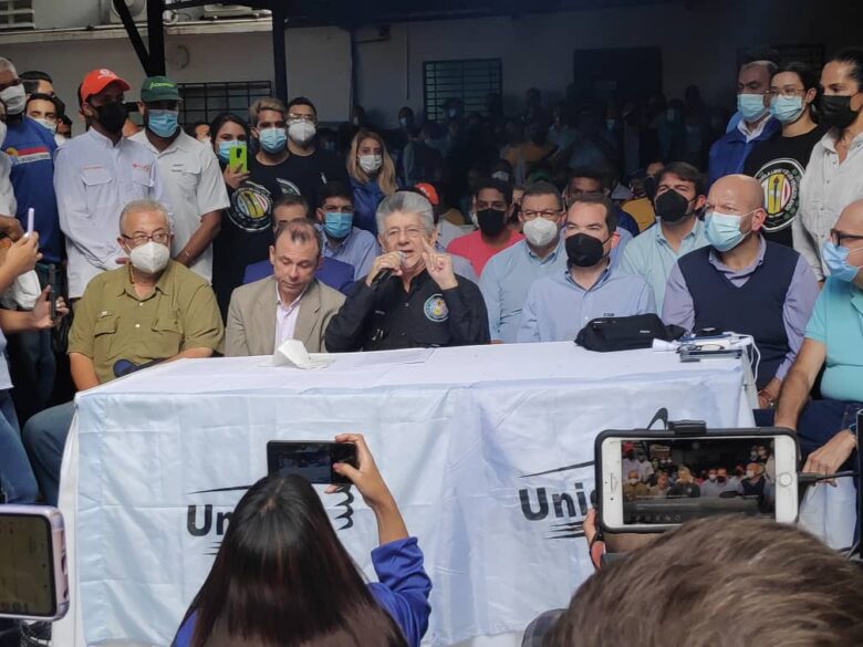 Oposición “va en minusvalía” a la contienda electoral, señalan politólogos