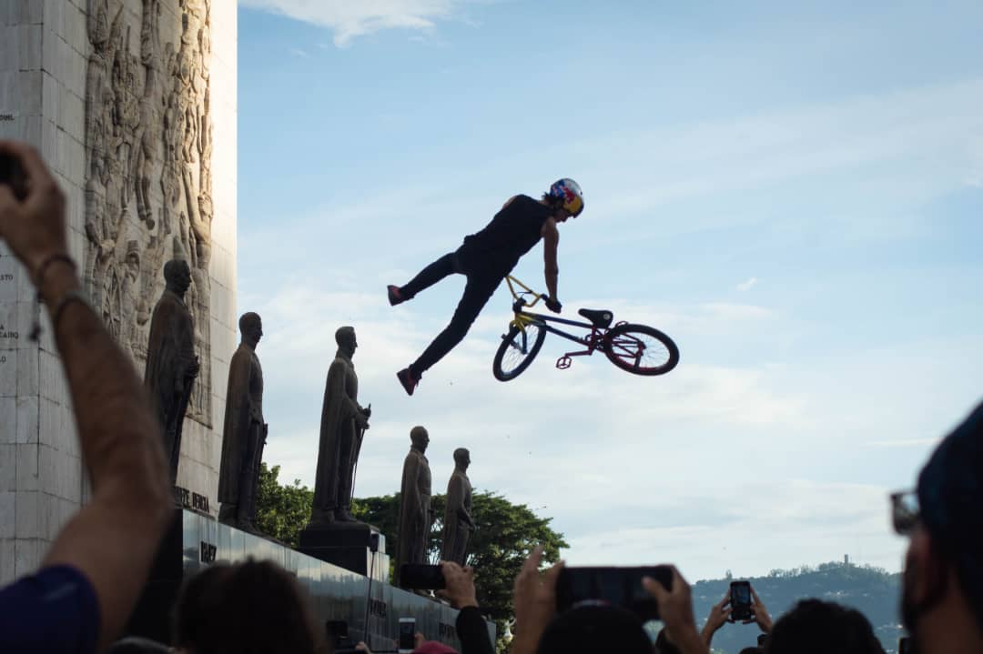 Daniel Dhers lo volvió a hacer: movió a Caracas en su bicicleta (Fotos)