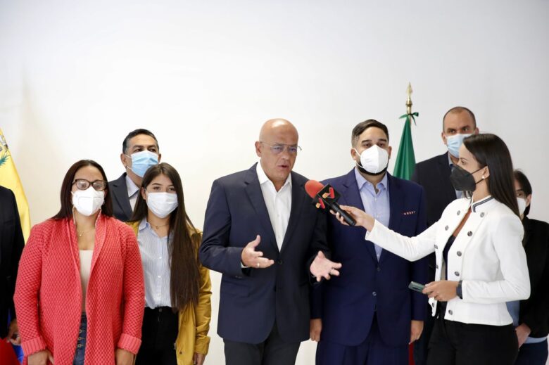 Delegación del chavismo llega a México para buscar "acuerdos económicos"