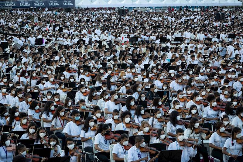 Expertos piden hacer vigilancia epidemiológica a músicos del concierto por el Récord Guinness