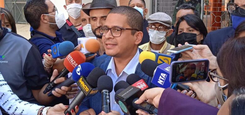 Evans rechaza «talante totalitarista» de Rodríguez y advierte que derecho a revocar sigue vigente