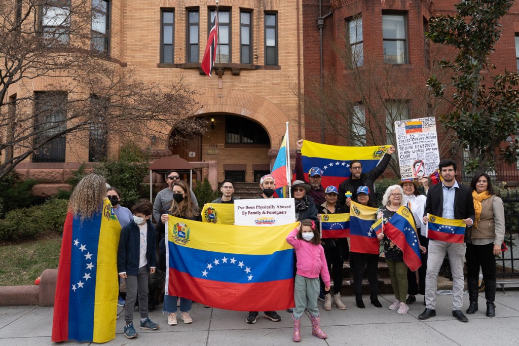 Venezolanos protesta embajada trinidad y tobado washington dc 2022