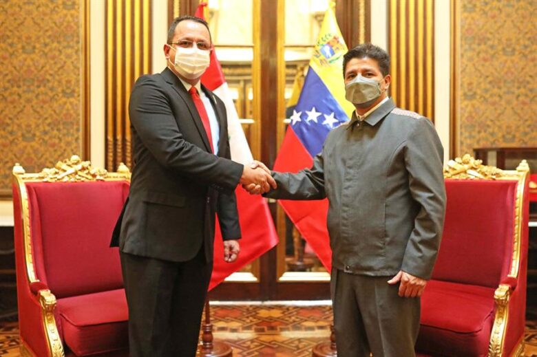 Embajador de Maduro entrega cartas credenciales al presidente de Perú