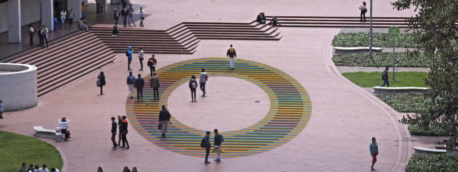 Plazoleta principal de universidad en Bogotá reluce con el anillo de inducción cromática de Cruz Díez