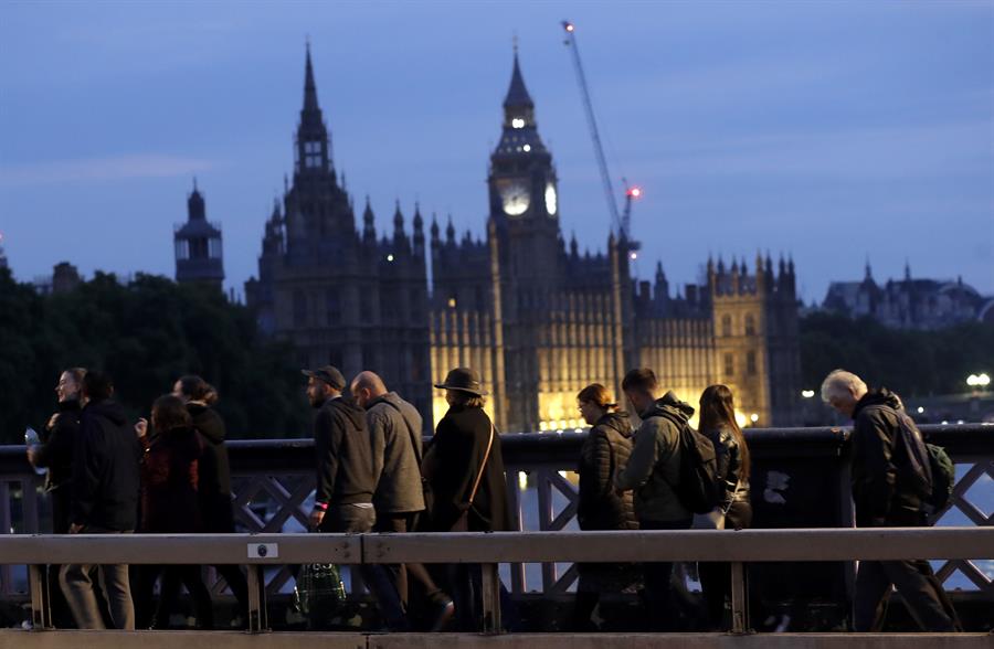 Unos 6 kilómetros de fila para ver el féretro de Isabel II en Londres