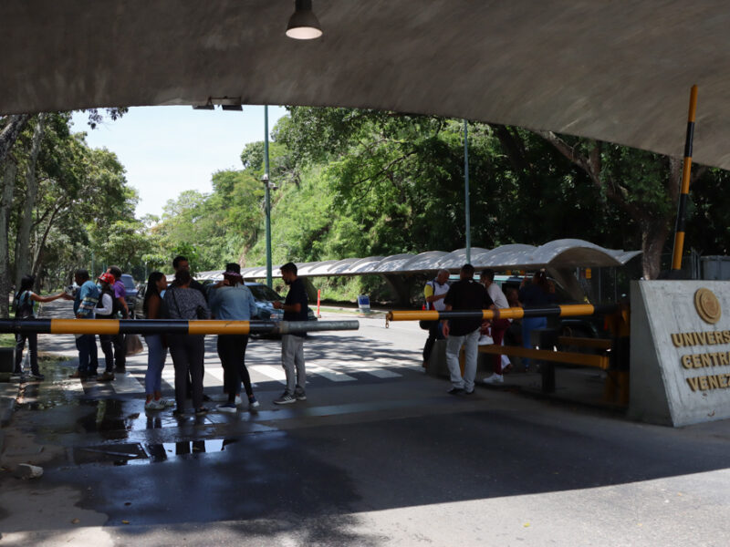 Trabajadores universitarios llaman a paro de 24 horas para exigir mejoras salariales