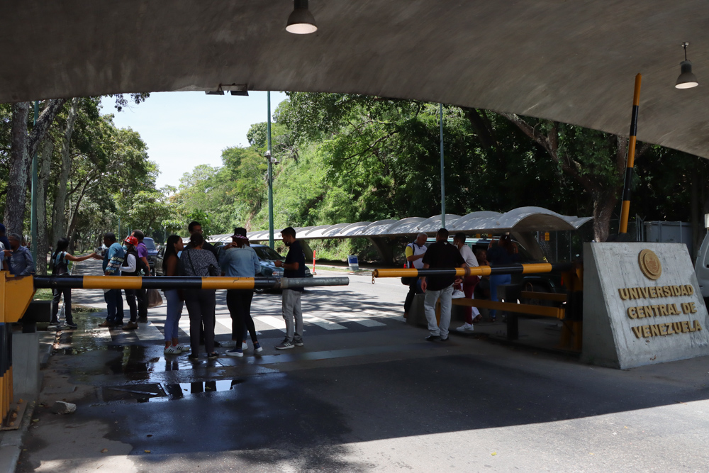 Trabajadores universitarios llaman a paro de 24 horas para exigir mejoras salariales