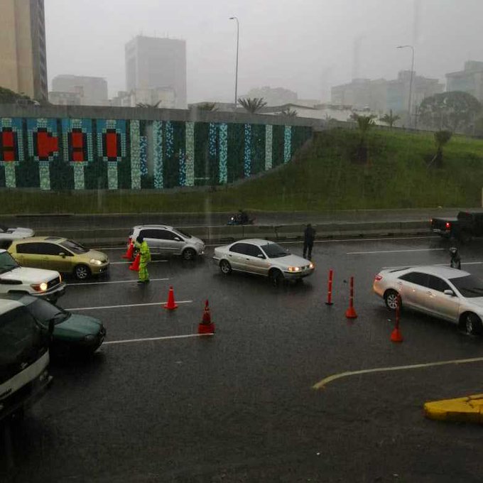 Se detiene tránsito en la Francisco Fajardo por anegación del distribuidor Altamira