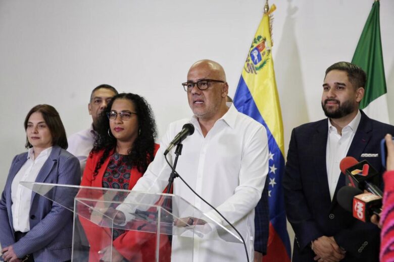 En mesa de diálogo acuerdan descongelar 5.000 millones de dólares, afirma El País