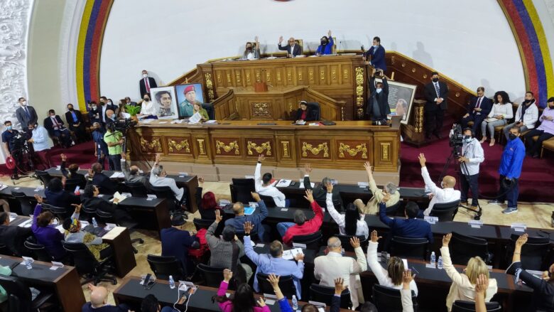 Declarar a Consejos Comunales como instancias territoriales viola Constitución, advierte diputado