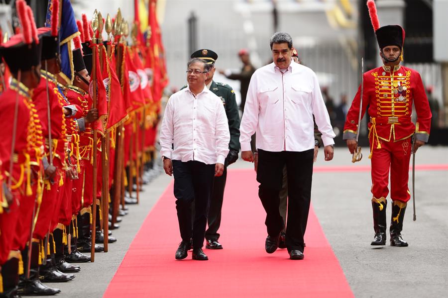 Colombia ofrece a Maduro un puente para su reinserción internacional, según analistas