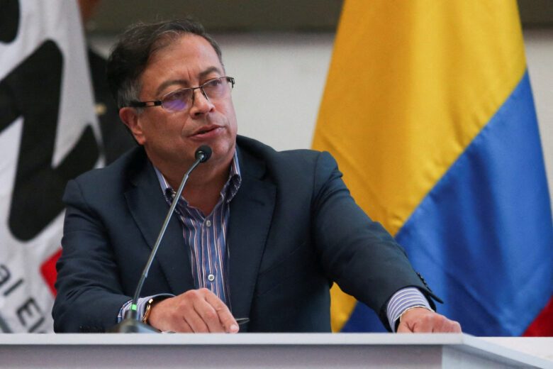 Petro destituye a tres ministros
