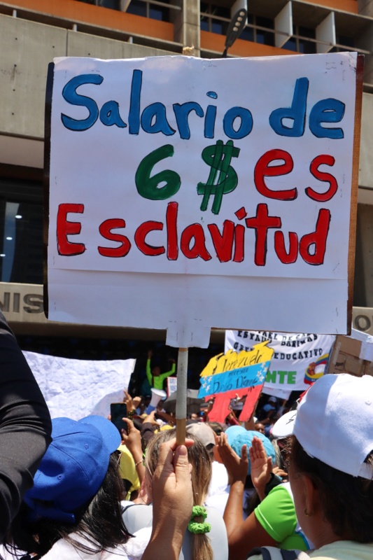 Docentes venezolanos reclaman bajo monto en pago de aguinaldos