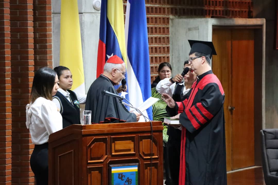 Peraza juró como nuevo rector frente al arzobispo de Caracas. 